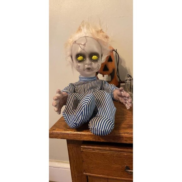 🆕11inch Halloween Creepy Doll Crying Baby Haunted House with Battery Operated - Picture 3 of 12